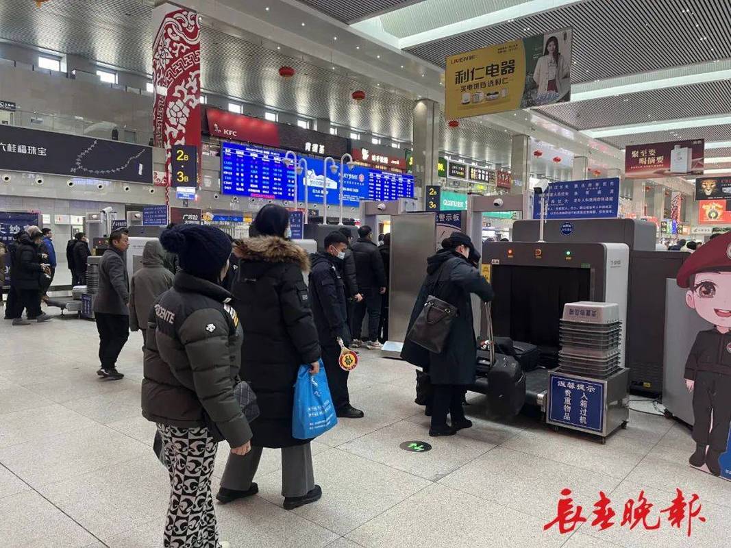 列车即将进站!女子越过内江站黄线打电话……他出手了!