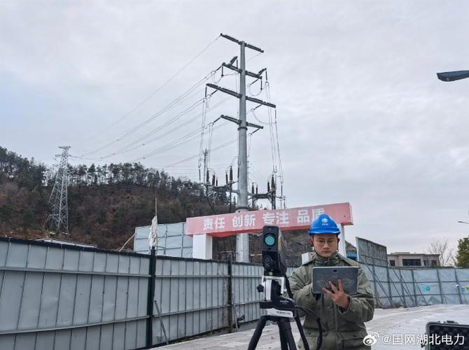 南网独山供电局:利用激光除异物装置精准除障 保障电网安全稳定运行