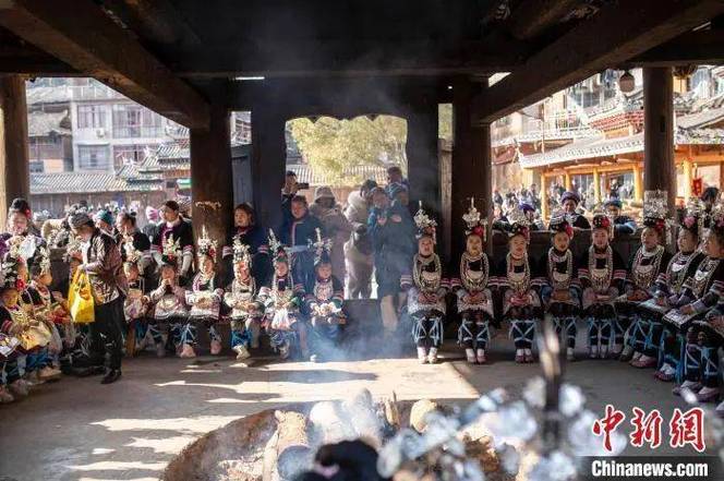 从江:情系侗寨 恩情难舍|村民敲锣 打鼓欢送第一书记