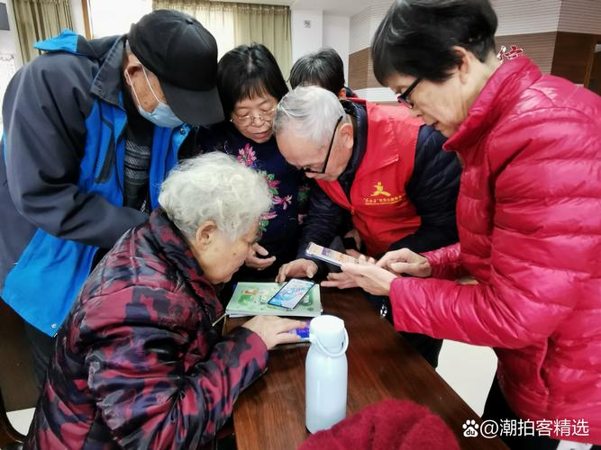 进社区为老人提供公益性互联网培训