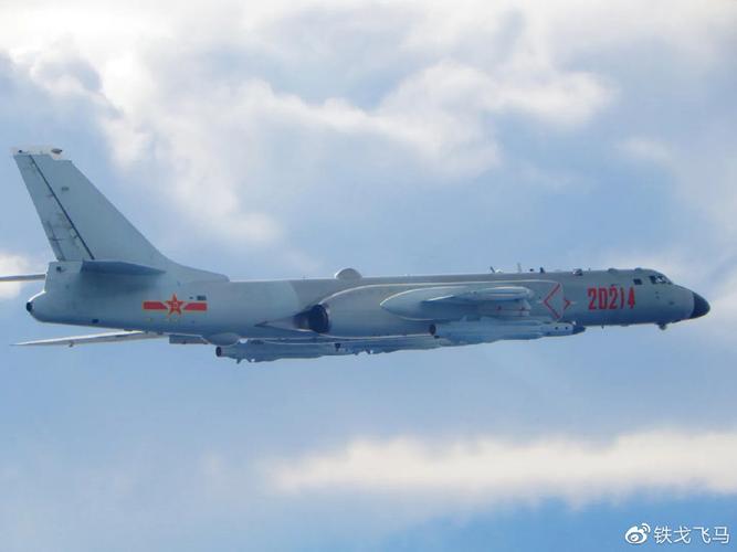 海军多型轰炸机大机群实弹训练