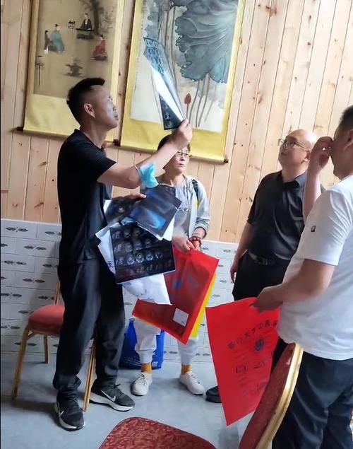 华西专家过节回老家 免费帮满屋乡亲看片