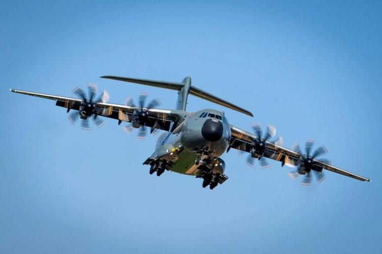 哈萨克斯坦订购两架空客A400M型战术运输机
