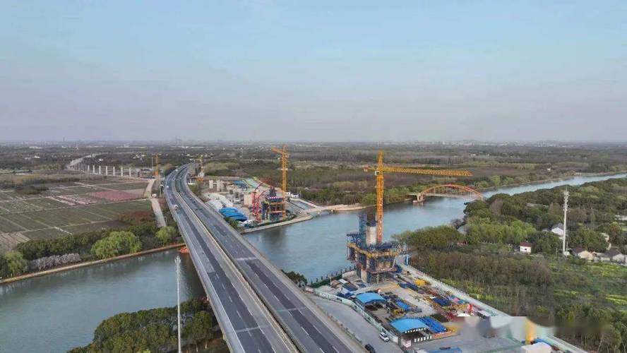 上海轨道交通17号线西延伸线拦路港斜拉桥顺利合龙