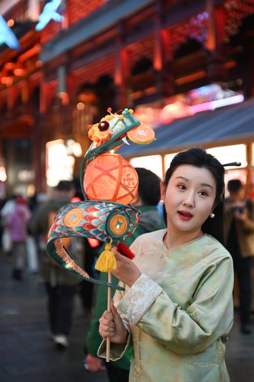 (新春走基层)外籍友人体验“元宵奇妙夜”:品传统文化 享城市温度