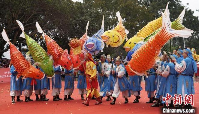 重庆：二龙戏珠、鲤鱼迎春 非遗民俗闹元宵