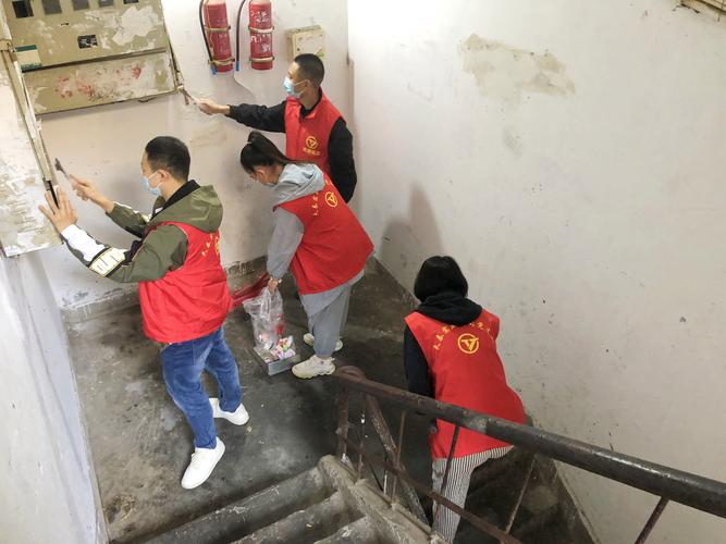 爱国卫生在行动 村里飘起志愿红