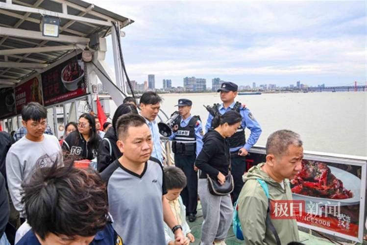 水陆空一体化 武汉警方全力护航渡江节平安