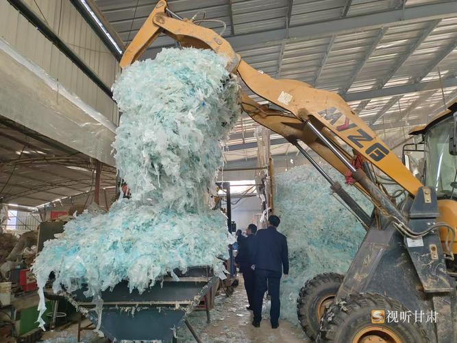 平凉崇信:废旧农膜以旧换新 环境效益双向受益