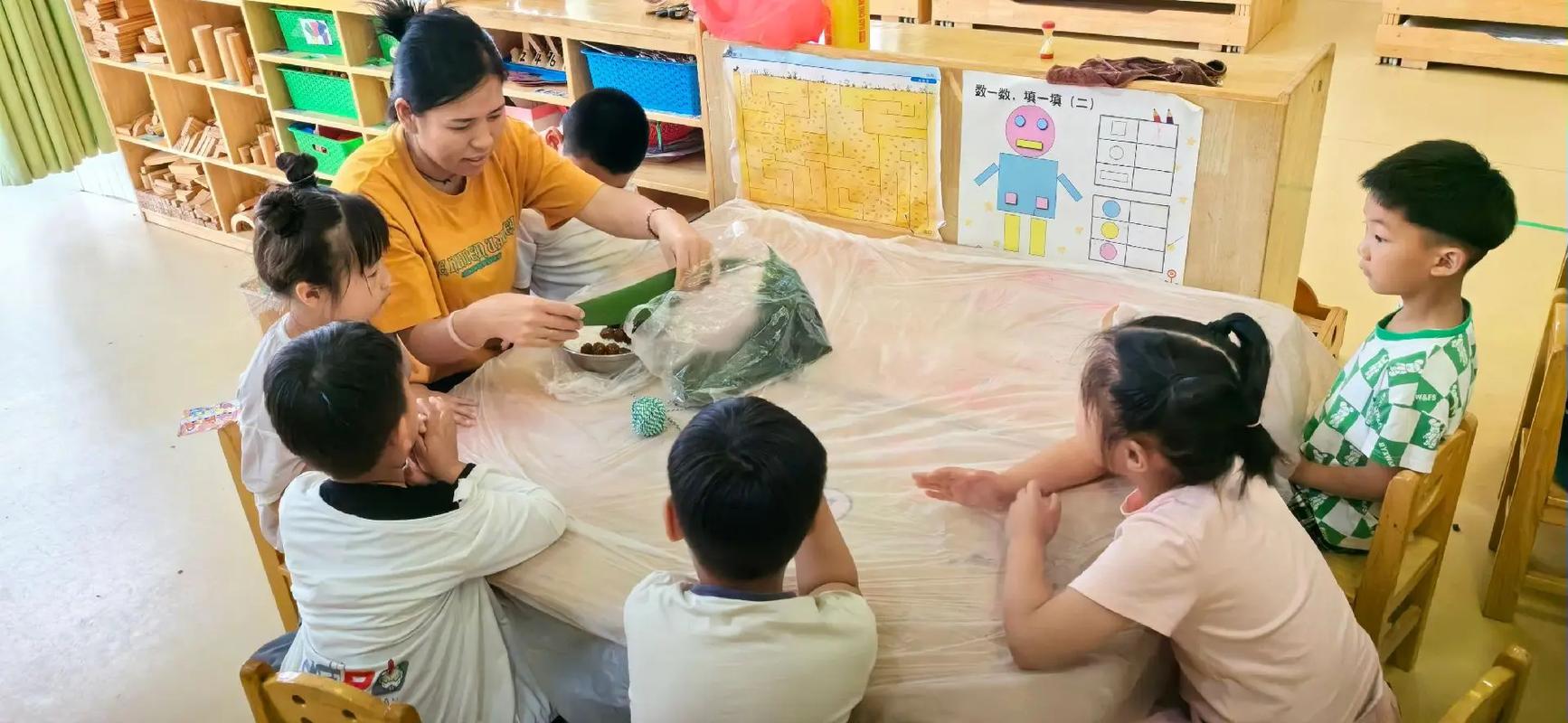 江西乐平一幼儿园:包粽子 迎端午